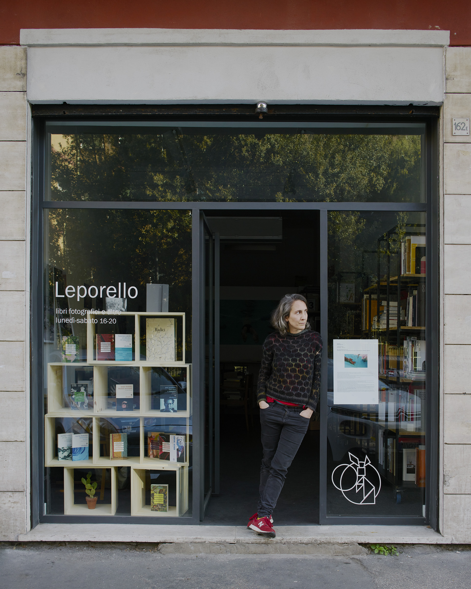 Leporello è una libreria dedicata all’editoria fotografica, come base e punto di connessione con libri di grafica, architettura, illustrazione, saggistica, letteratura e chissà altro. È uno spazio espositivo e un luogo di progettazione dedicato ai libri e alle immagini, che si occupa di promuovere e diffondere un approccio multidisciplinare e trasversale alla cultura visiva. È una parola dal suono buffo, può far pensare a un libro a fisarmonica, a Mozart o anche semplicemente a un un leprotto.